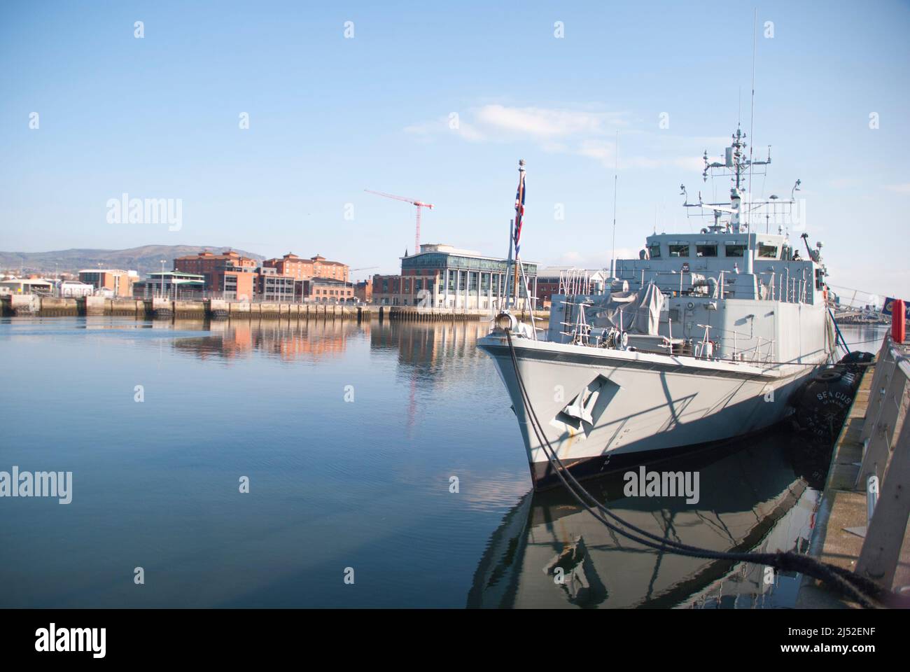 El minesweeper de la Royal Navy HMS Bangor atracó en el río Lagan, Belfast, Irlanda del Norte. Foto de stock
