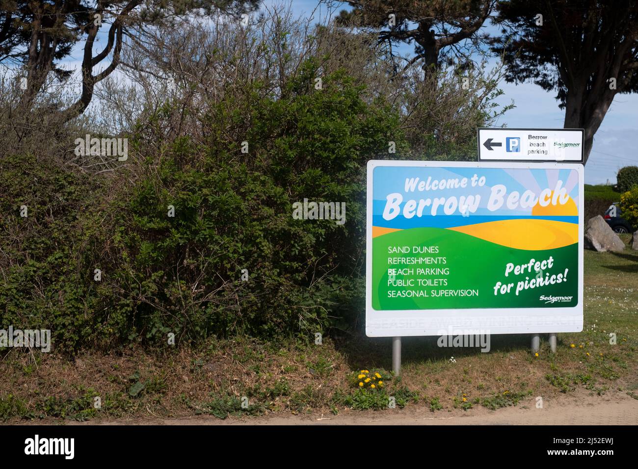 Una gran señal de carretera en la carretera principal hacia Brean, Somerset, Reino Unido. El cartel muestra que los viajeros han llegado a Berrow Beach, que está en Brean. Foto de stock
