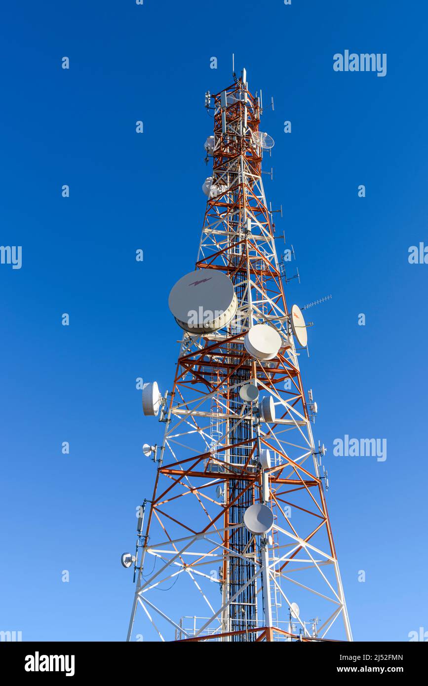 Mástil de telecomunicaciones con muchos platos de microondas, antena dipolo y otros equipos de radio, Namibia. Foto de stock