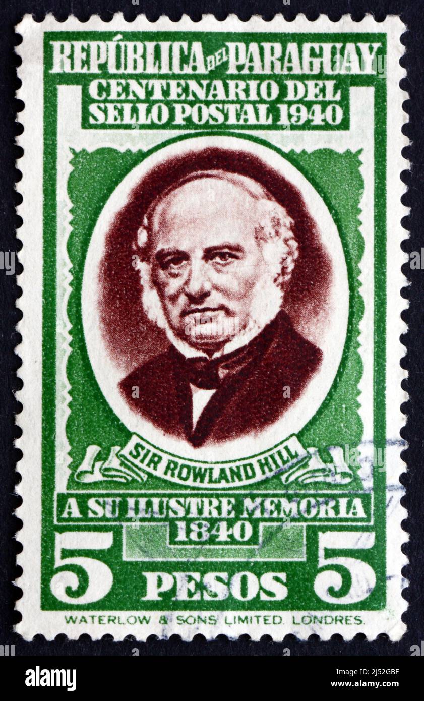 PARAGUAY - ALREDEDOR de 1940: Un sello impreso en Paraguay muestra a Sir Rowland Hill, Profesor de Inglés, Inventor y reformador social, Inventor de la Postage Stam Foto de stock