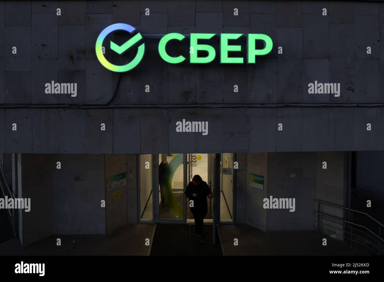El logo está en exhibición en una oficina de Sberbank en San Petersburgo, Rusia el 19 de abril de 2022. FOTÓGRAFO REUTERS/REUTERS Foto de stock