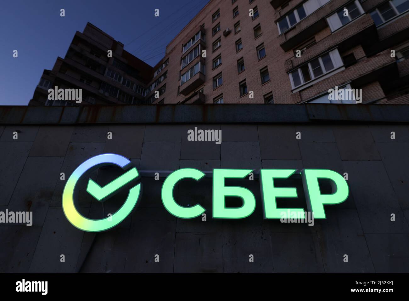 El logo está en exhibición en una oficina de Sberbank en San Petersburgo, Rusia el 19 de abril de 2022. FOTÓGRAFO REUTERS/REUTERS Foto de stock