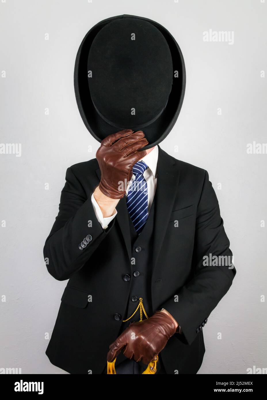 Retrato del mayordomo británico en traje oscuro Sombrero abombado elegante  con un saludo cortés. Estilo vintage de caballero inglés Fotografía de  stock - Alamy