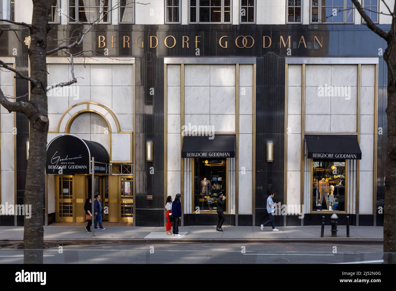 Ropa de lujo Bergdorf Goodman, pionera en la tienda insignia lista para usar, Fifth Avenue, Nueva York, NY, EE.UU. Foto de stock