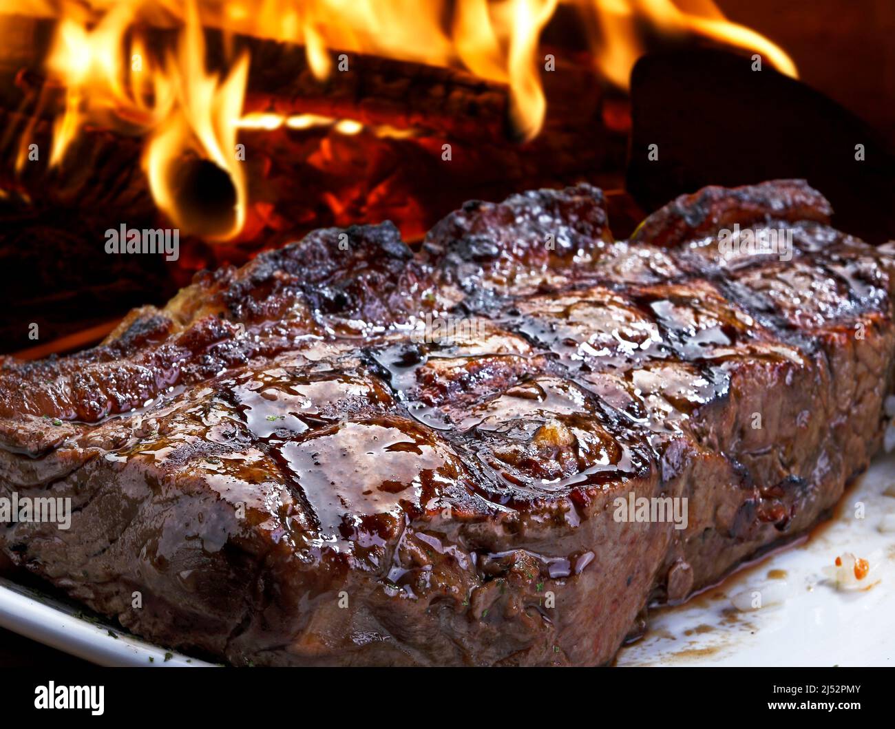 Carne asada a la parrilla con carbón Fotografía de stock - Alamy