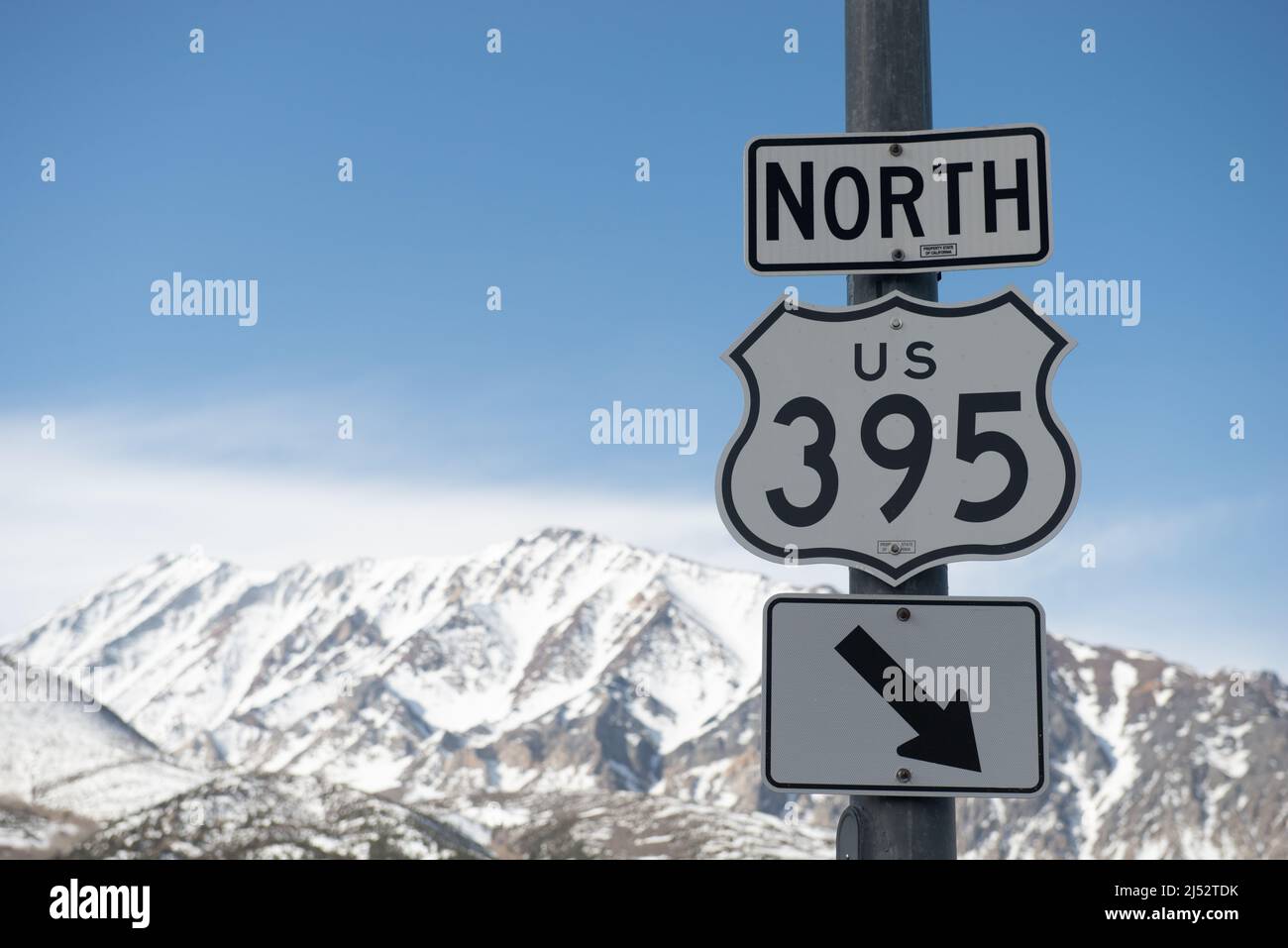 Señal DE la Ruta 395 DE EE.UU. Con telón de fondo de la Sierra Oriental, Condado de Mono, California, EE.UU Foto de stock