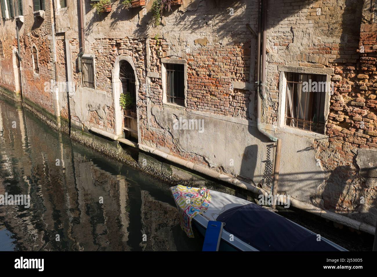 Tranquilo Back Street Canal Scene Dorsoduro Venecia Italia Foto de stock