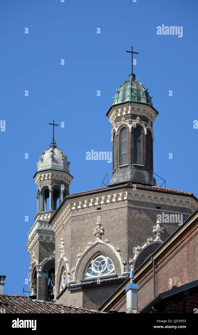 Los campanarios de la iglesia de Santa Maria delle Grazie en el Naviglio Grande de Milán Foto de stock