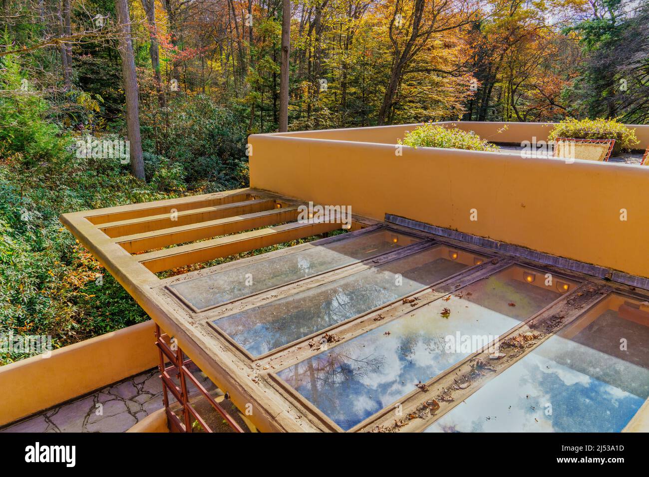 Claraboyas y terrazas de Falling Water de Frank Lloyd Wright en Mill Run,  Pensilvania Fotografía de stock - Alamy