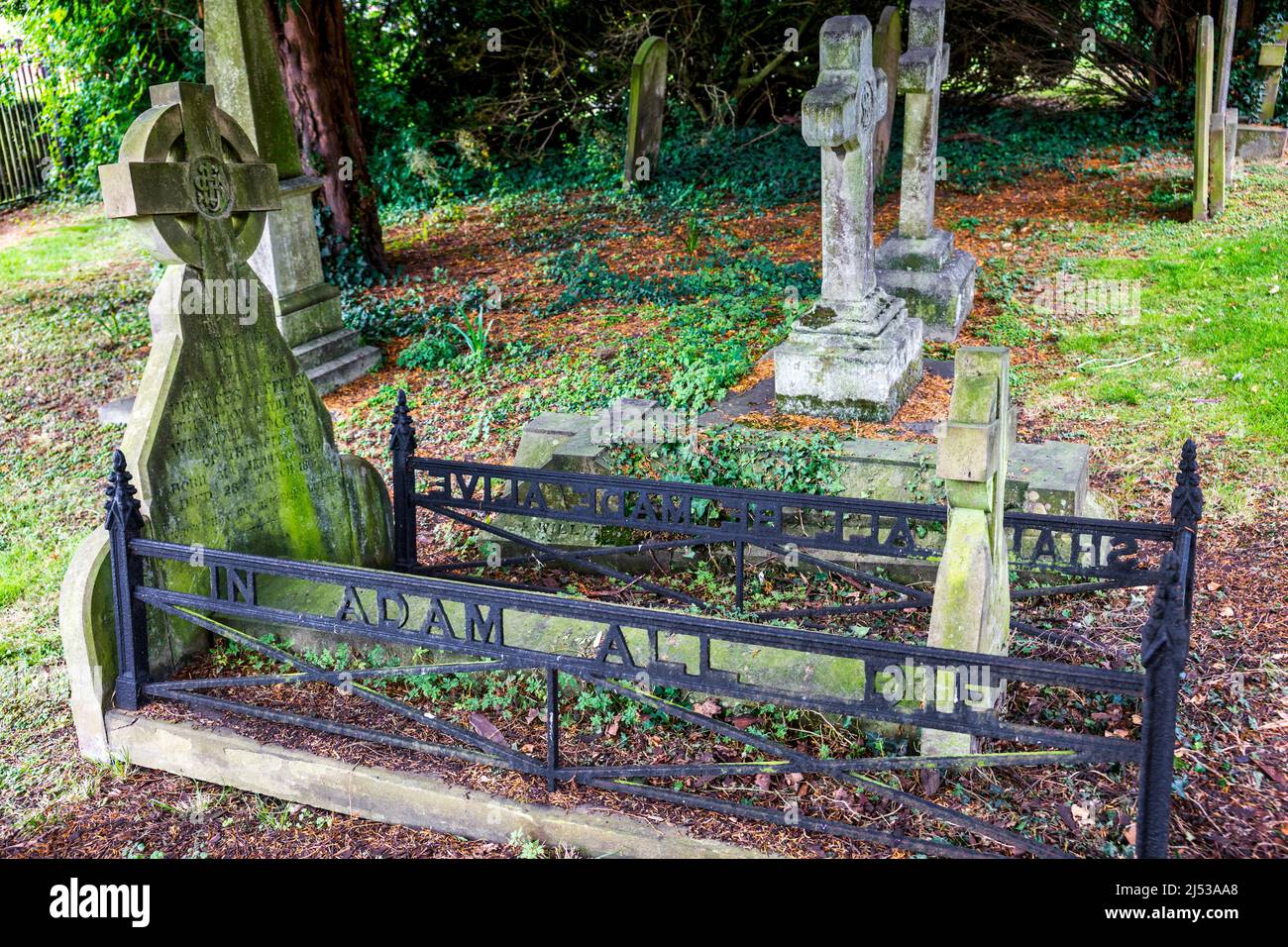 Rodeado por una tumba de hierro forjado fotografías e imágenes de alta