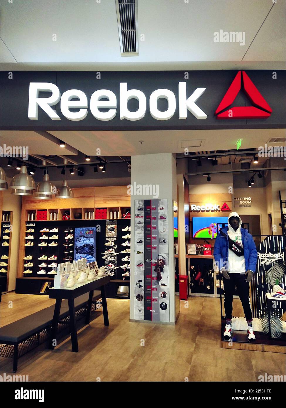 SHANGHAI, CHINA 13 DE OCTUBRE 2019 - Foto tomada el 13 de octubre de 2019 muestra una tienda REEBOK en Shanghai, El 18 de abril de 2022, varios consumidores