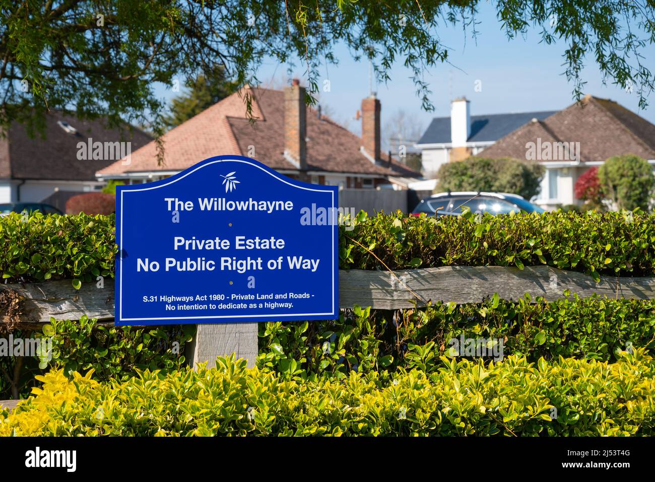 Señal en la entrada de Willowhayne Private Estate en East Preston, West Sussex, Inglaterra, Reino Unido que no muestra ningún derecho de paso público. Foto de stock