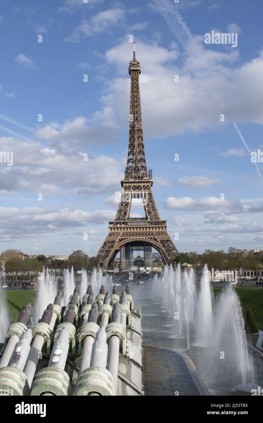 París, Francia, Europa: La Torre Eiffel, torre de metal terminada en 1889 para la Exposición Universal, en la fuente de los Jardines Trocadero Foto de stock