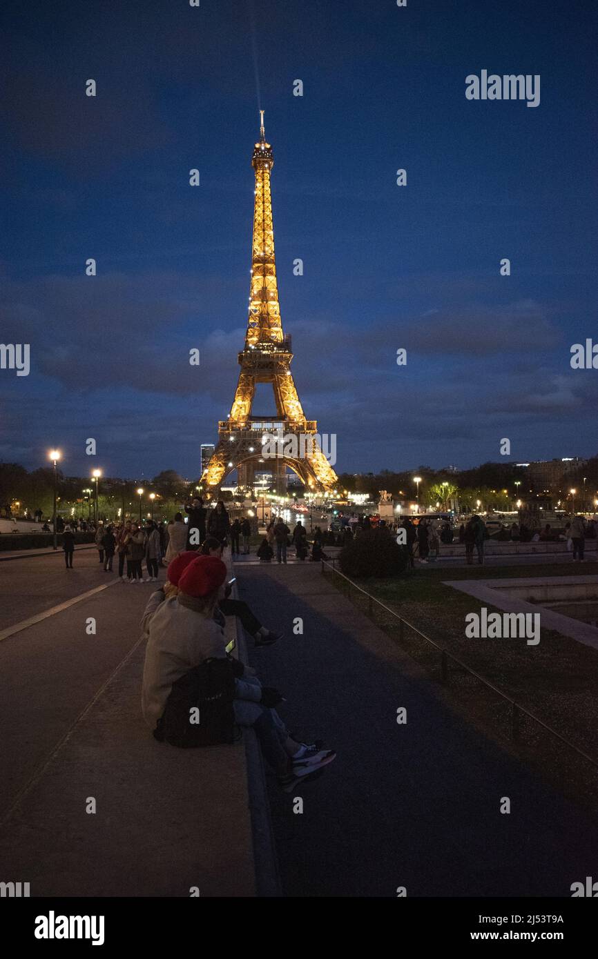 París, Francia, Europa: La Torre Eiffel, torre de metal terminada en 1889 para la Exposición Universal, vista por la noche desde los Jardines del Trocadero Foto de stock