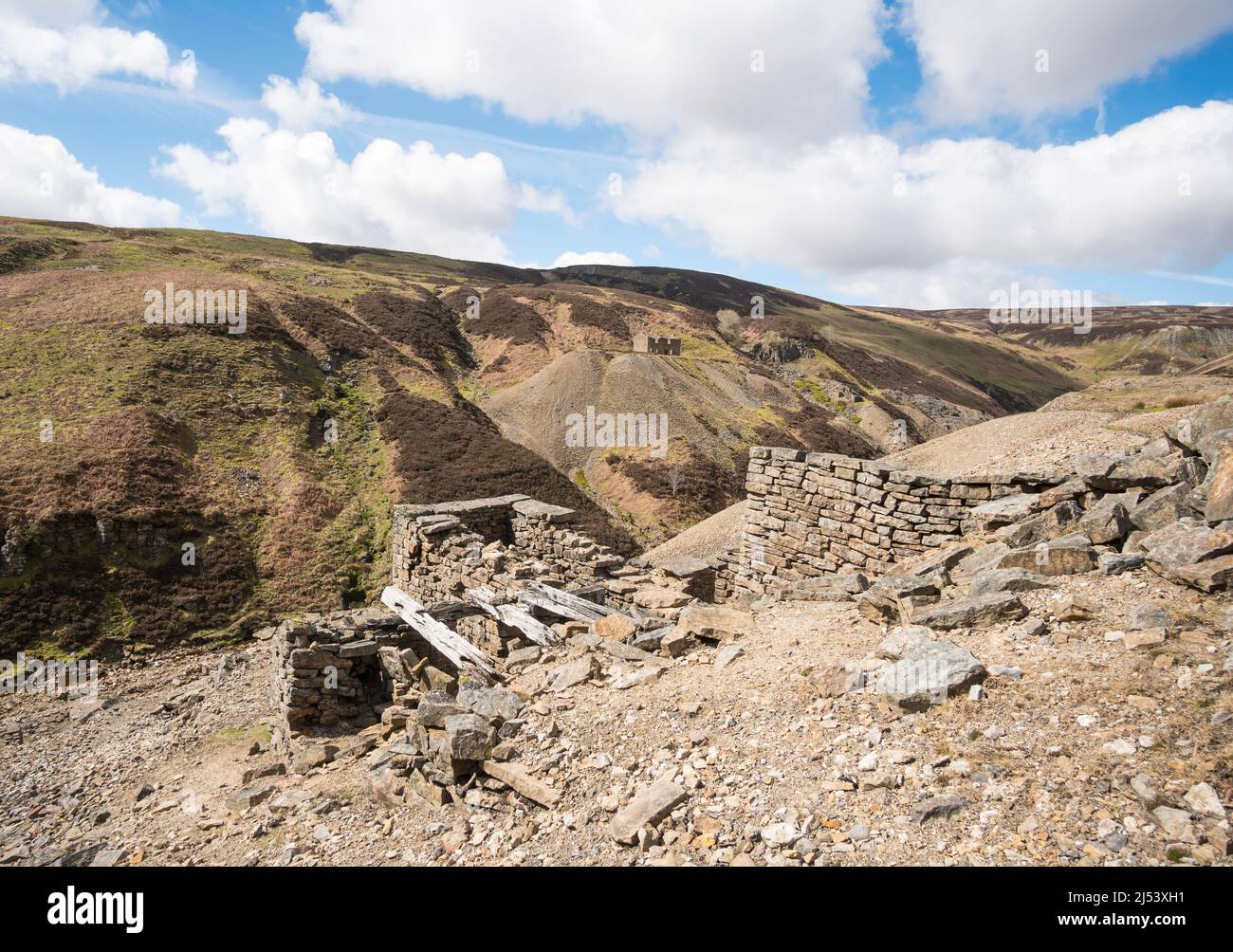 Los restos abandonados de la antigua industria minera de plomo en Gunnerside Gill, Swaledale, North Yorkshire, Inglaterra, Reino Unido Foto de stock