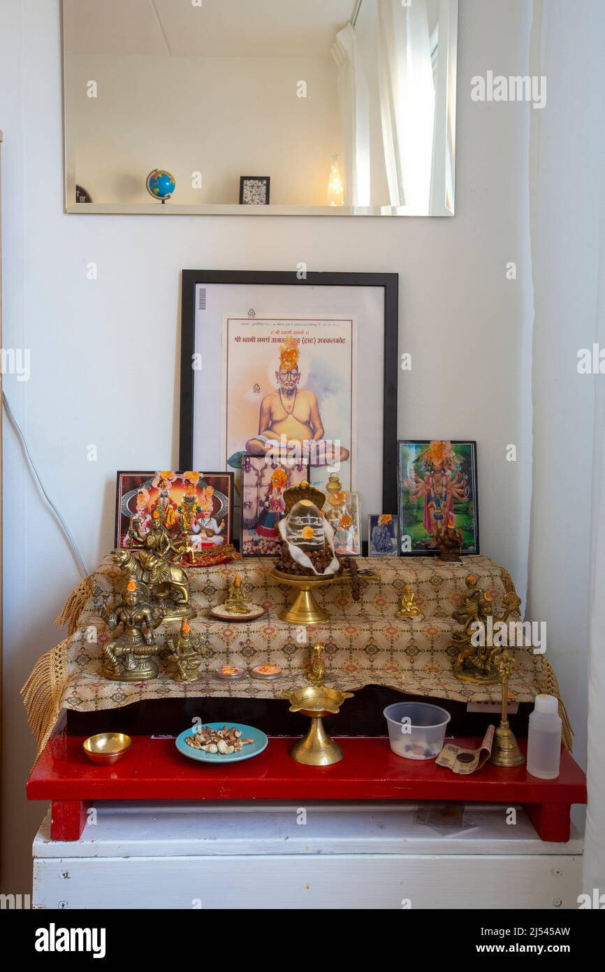 Un altar en una casa familiar. Foto de stock