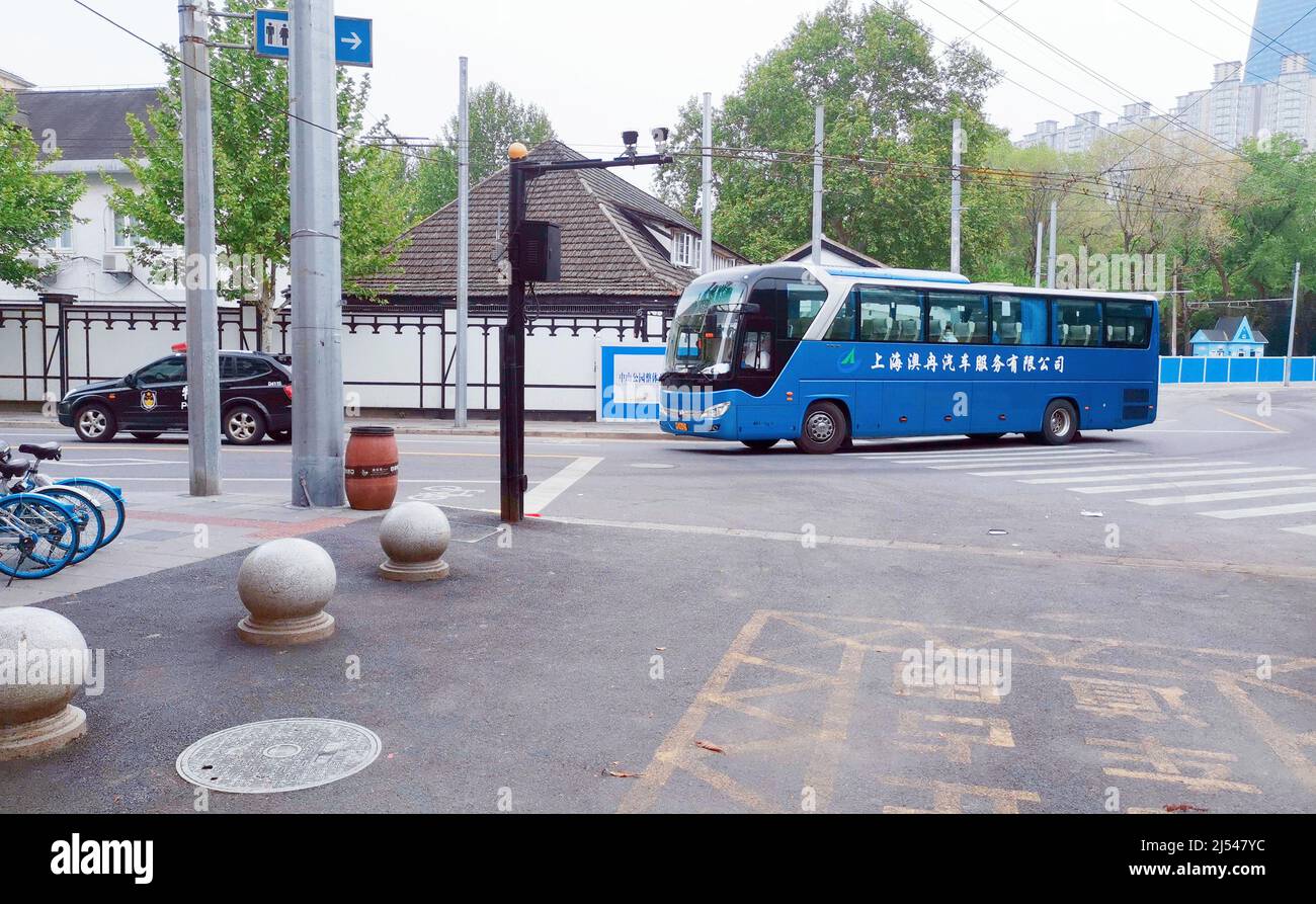 SHANGHAI, CHINA - 17 DE ABRIL de 2022 - Vehículos especiales de la policía lideran el camino y los autobuses transportan nuevos casos confirmados de Coronavirus positivo o de contacto cercano Foto de stock