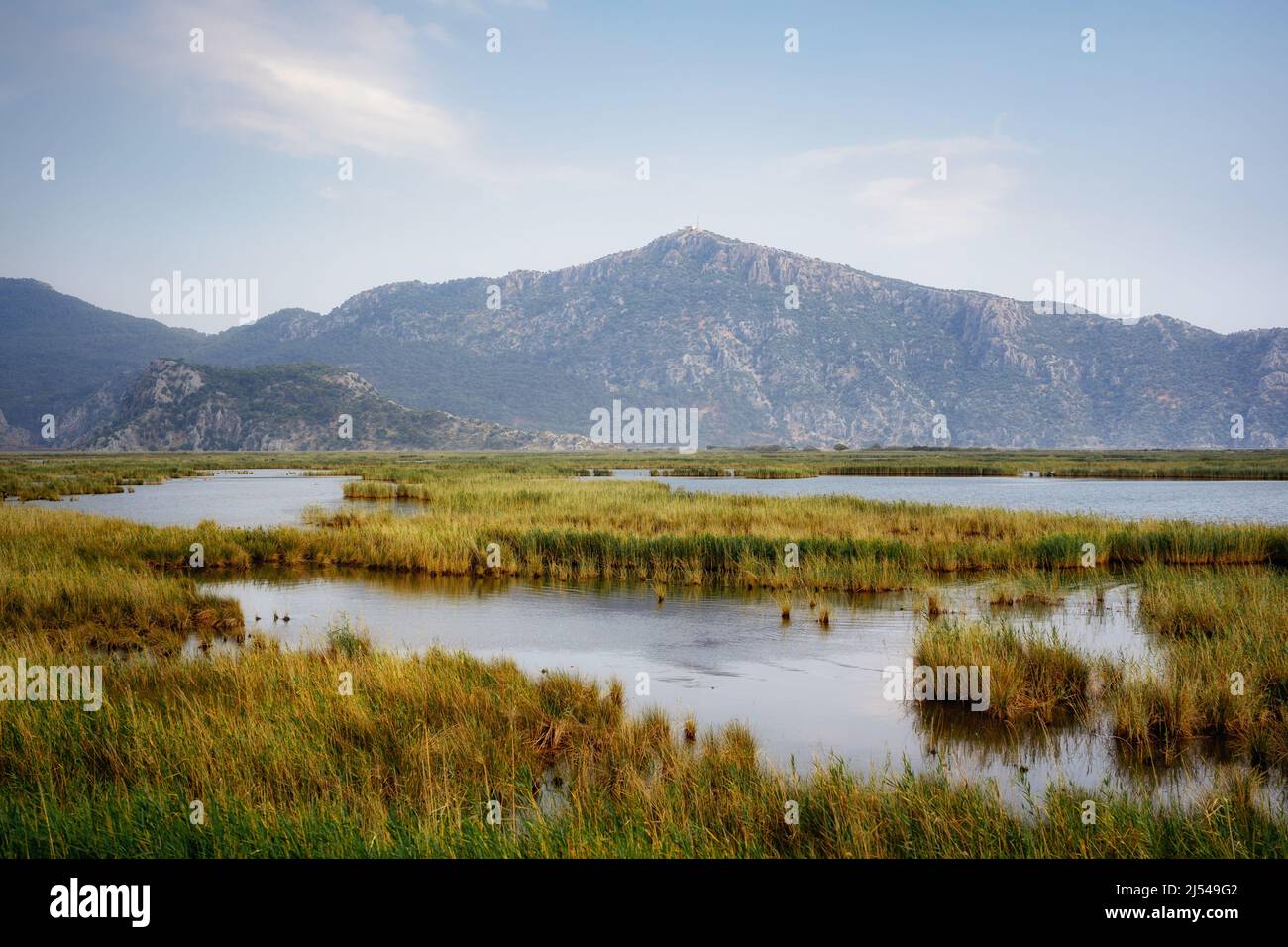 Vistas al canal Dalyan y al lago Sulungur, Turquía Foto de stock