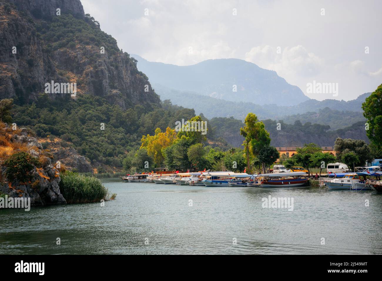 Vista del canal Dalyan con barcos, Turquía Foto de stock