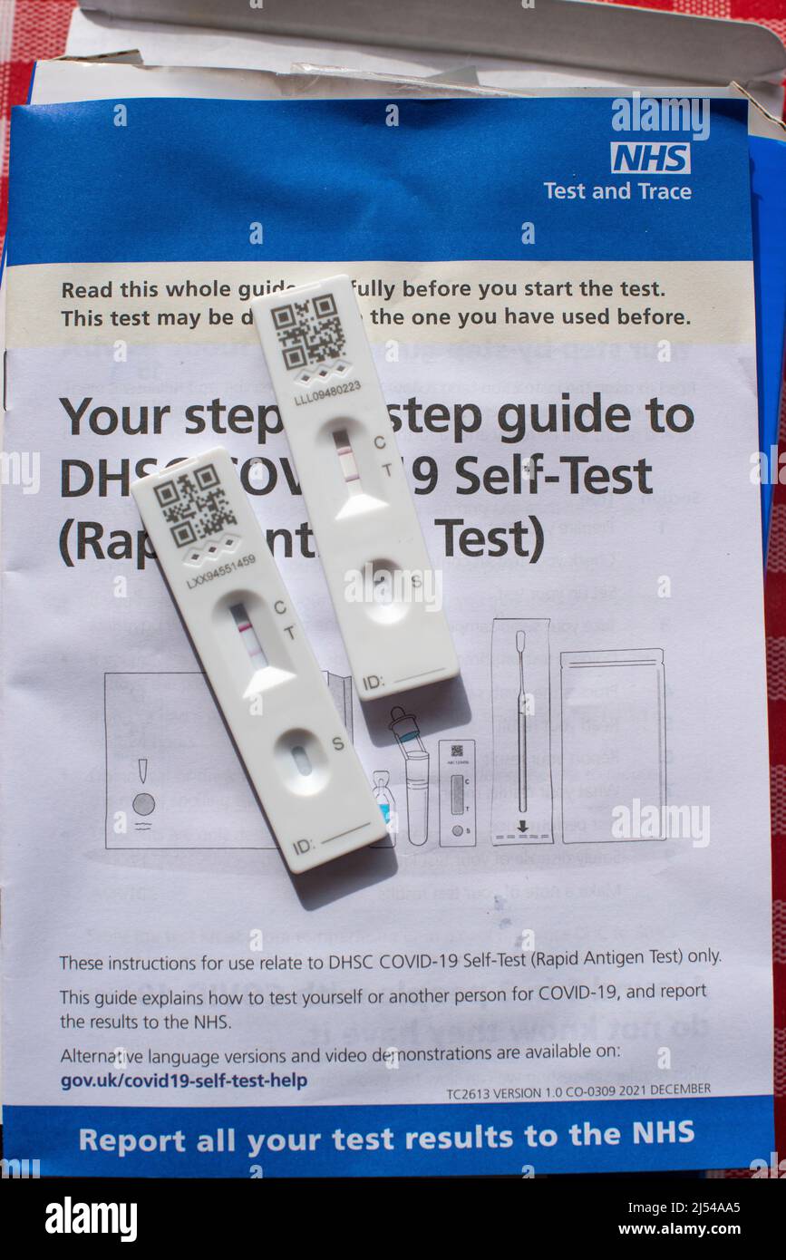 Coronavirus (COVID-19): Pruebas rápidas de flujo lateral en casa que muestran resultados negativos y positivos, lado a lado Foto de stock