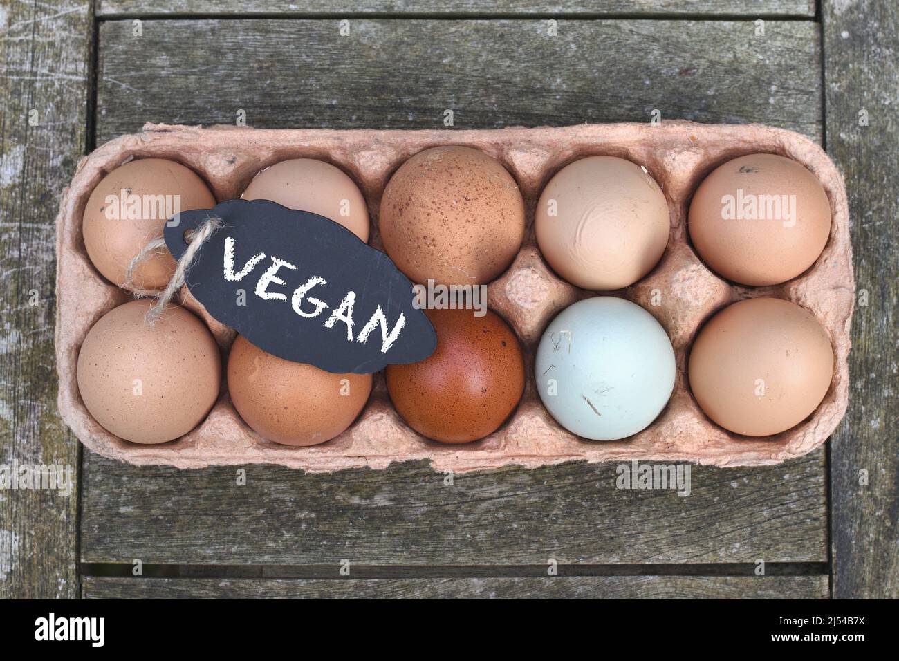 Pizarra con la inscripción 'Vegan' sobre huevos de pollo en la caja de huevos, Alemania Foto de stock