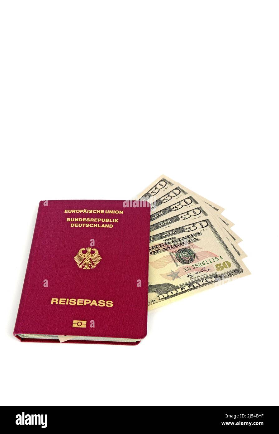 Pasaporte de la República Federal de Alemania con varios billetes de 50 dólares Foto de stock