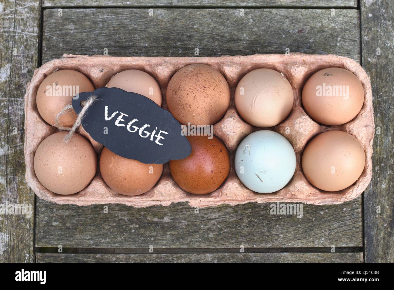 Pizarra con la inscripción 'veggie' en los huevos de pollo en la caja de huevos, Alemania Foto de stock