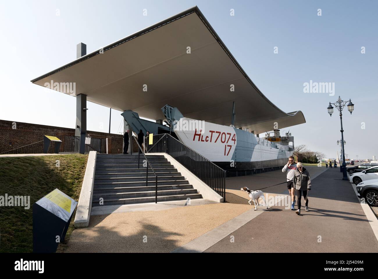 El Museo de Historia del Día D, Southsea, Hampshire, con exposición de LCT7074 embarcaciones de desembarco en la entrada del museo. Foto de stock