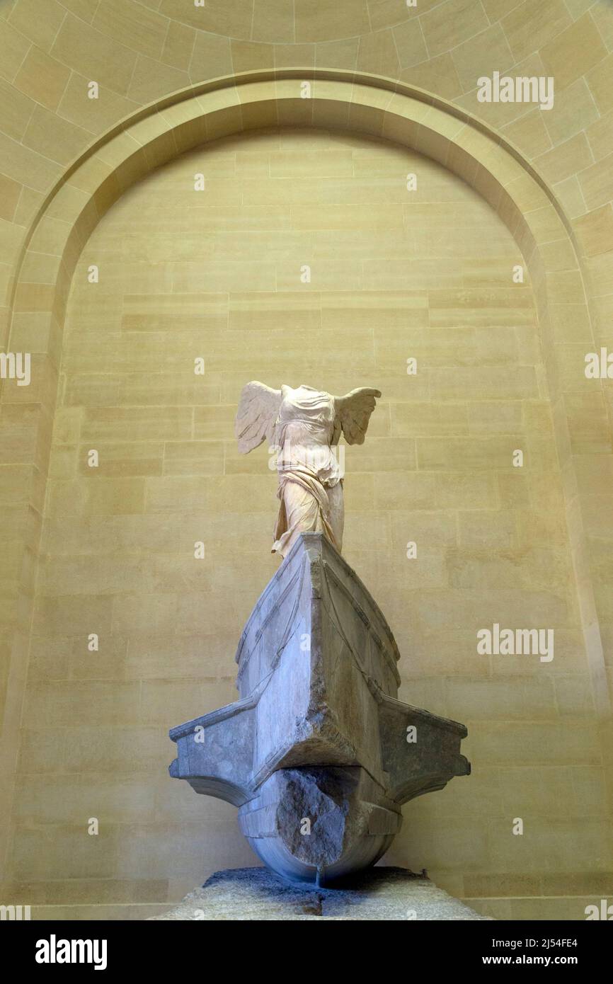 Victoria alada de Samotracia, Escultura de mármol griego antiguo, Musée du Louvre, París, Francia Foto de stock