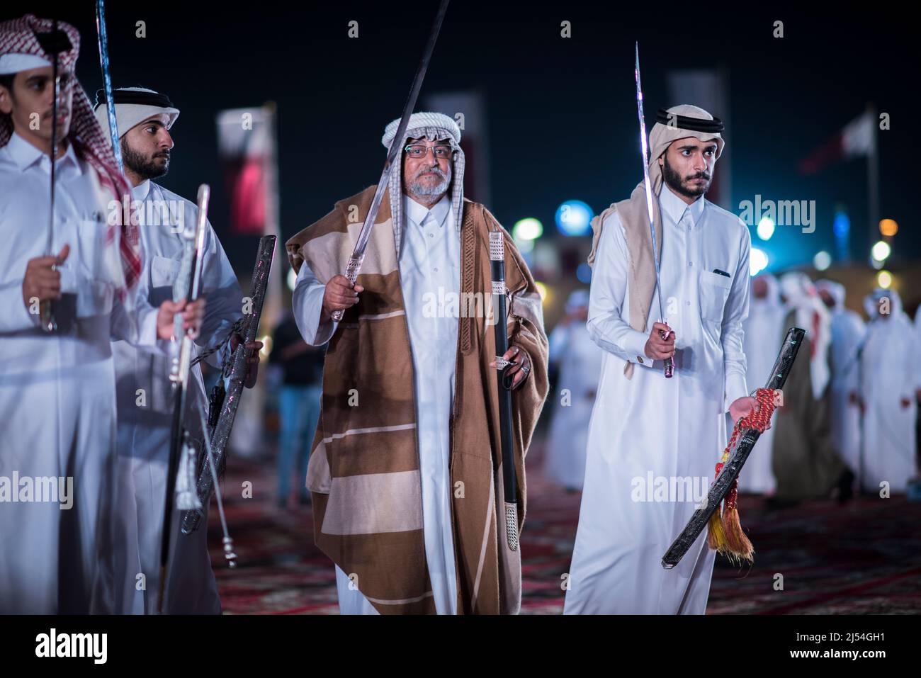 Doha, Qatar - diciembre de 18,2017. Baile tradicional con espada beduina para celebrar el día nacional de Qatar. Foto de stock