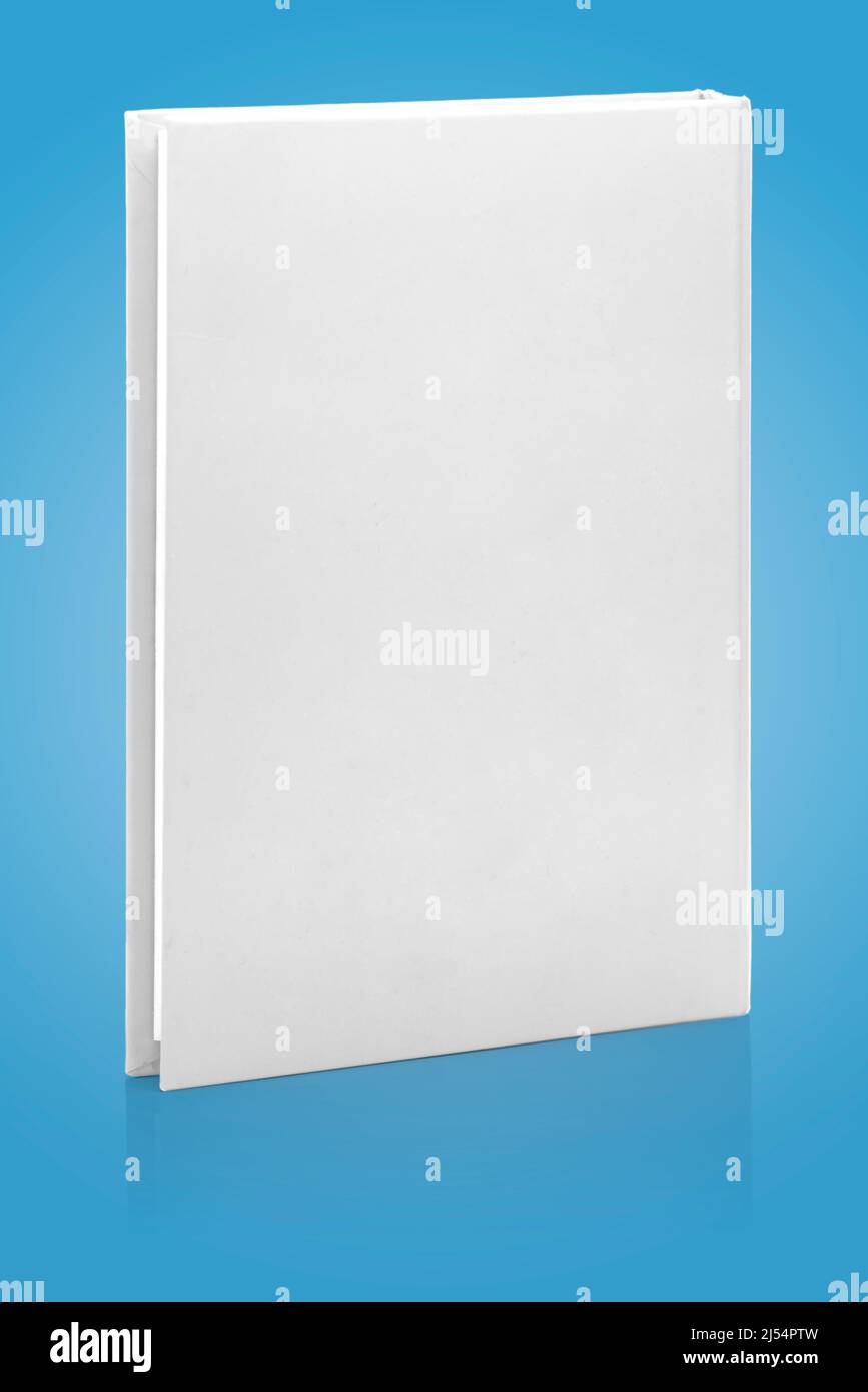 Un libro blanco en blanco tapa dura sobre fondo azul Foto de stock