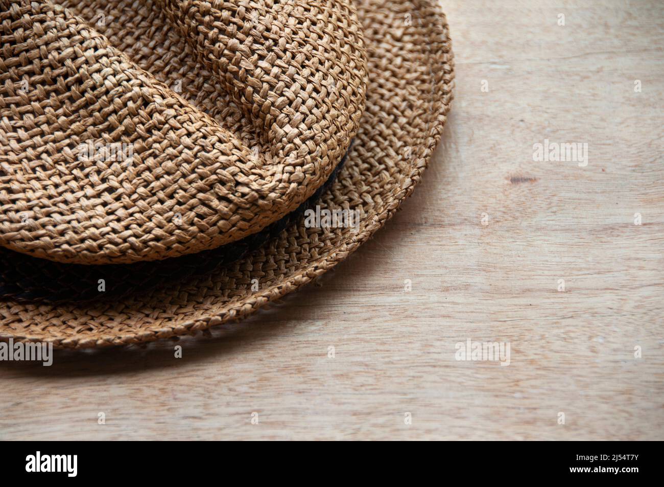 Sombrero marrón de viaje sobre escritorio de madera. Espacio de copia Foto de stock