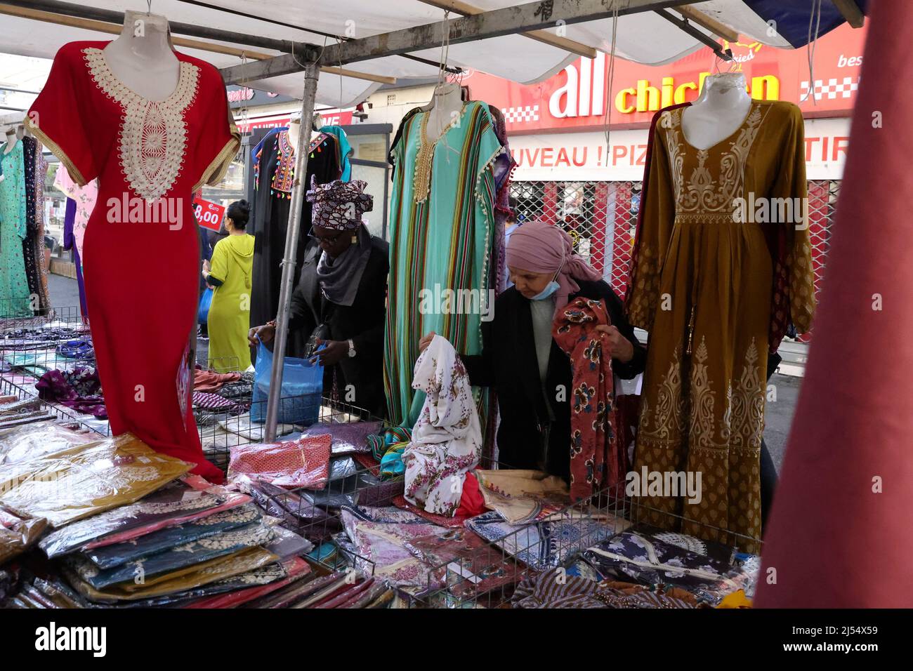 Una mujer mira ropa en el mercado local de Aubervilliers, cerca de París,  antes de la segunda vuelta de las elecciones presidenciales francesas de  2022, Francia, 14 de abril de 2022. Foto