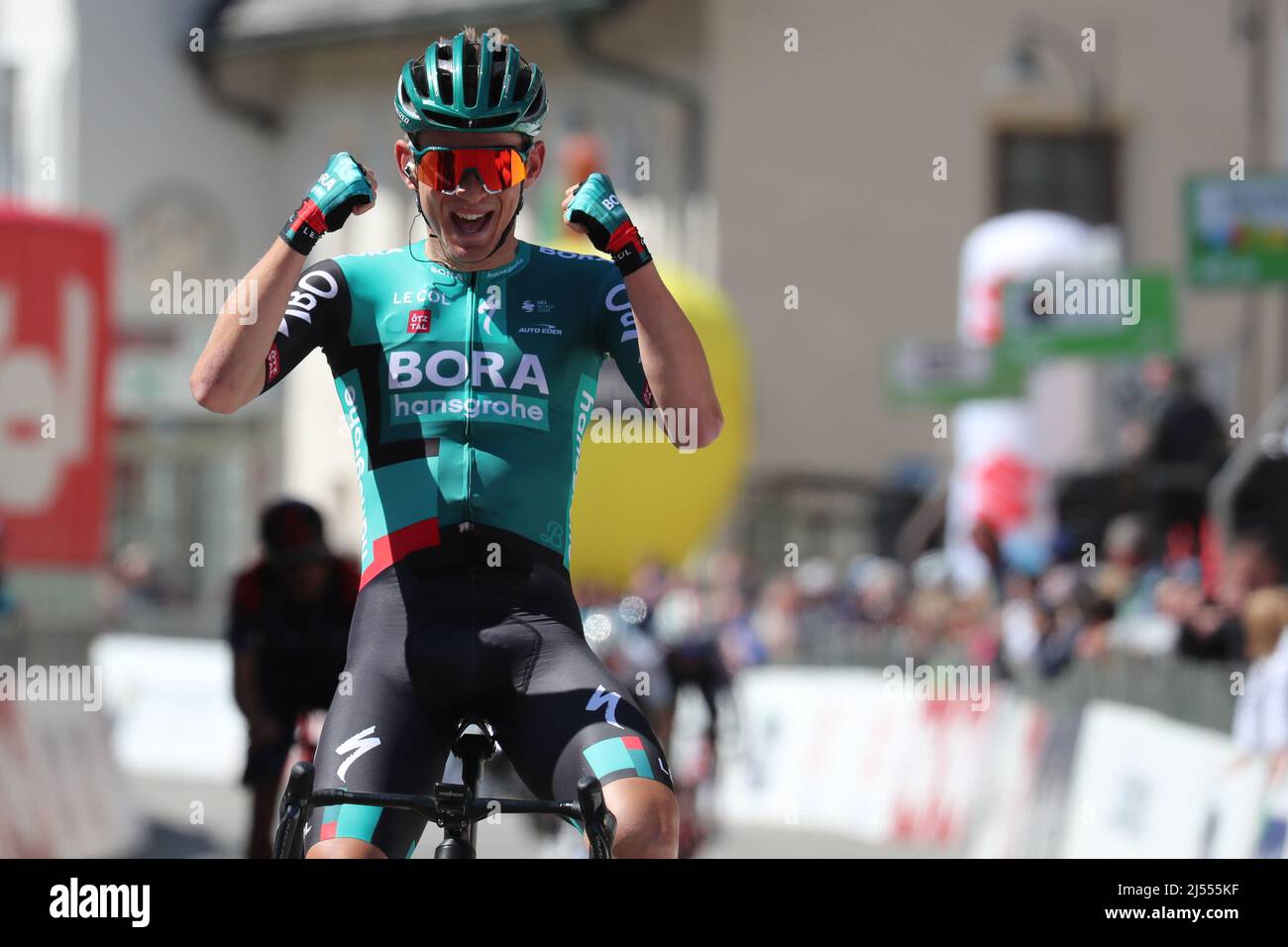Lana, Tirol del Sur, Italia. 20th de Abr de 2022. 2022 Tour UCI de los  Alpes, Lana a Niederdorf/Villabassa; Lennard Kamna Alemania Bora - Hansgrohe  muestra su deleite por su victoria escénica