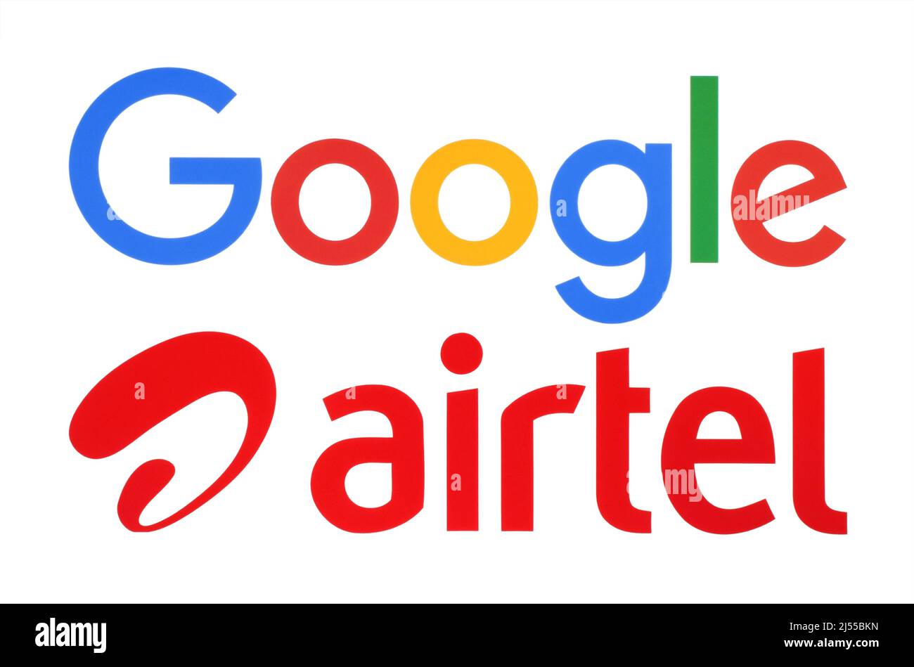 Kiev, Ucrania - 08 de febrero de 2022: Juego de logotipos de Google y Bharti Airtel, impreso en papel blanco. Google para invertir en la India de telecomunicaciones Bharti Airtel Foto de stock