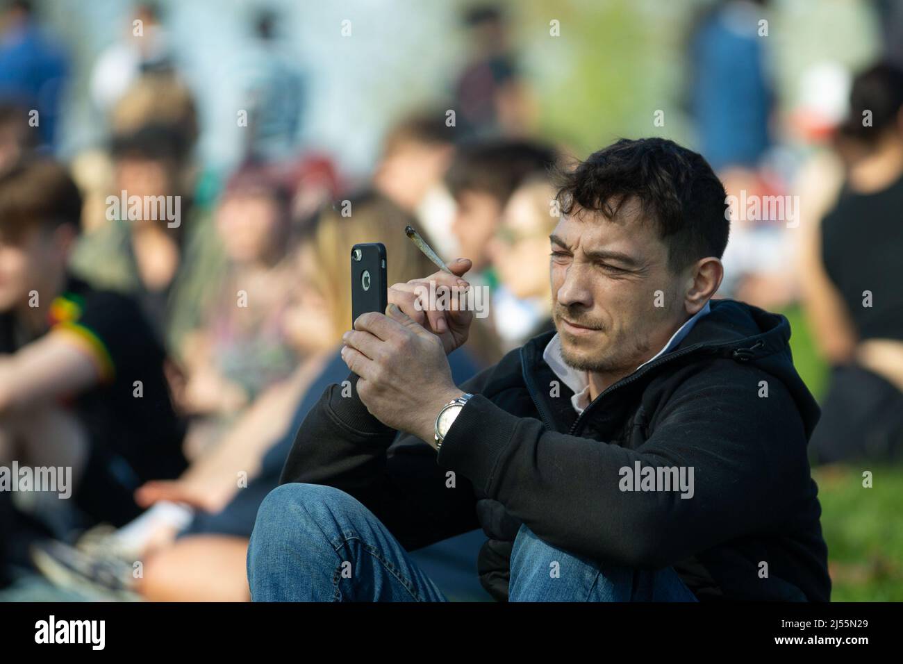 Fumando Weed En El Parque Y Grabando Fumar una imagen conjunta fotografías e imágenes de alta resolución - Alamy