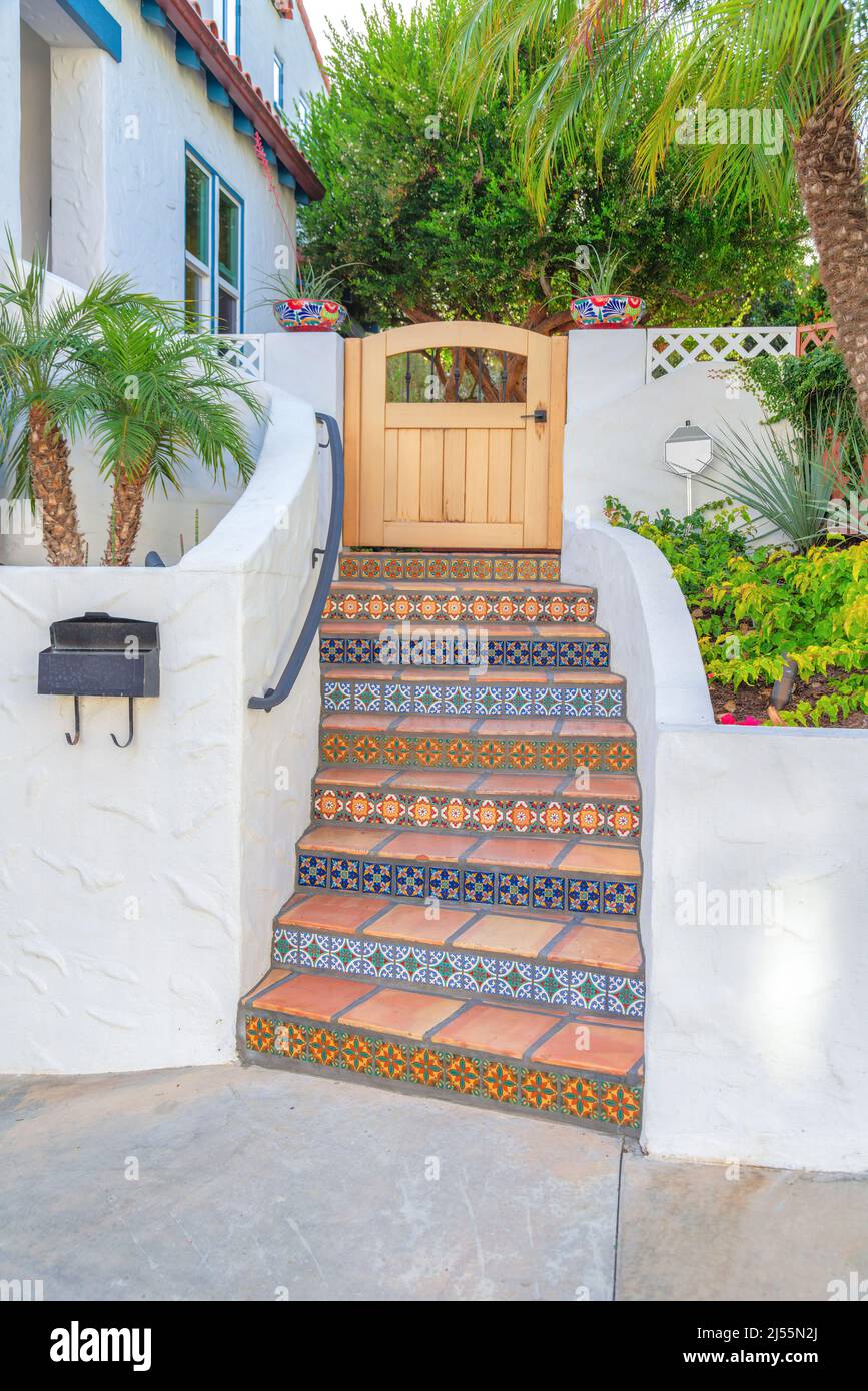Las escaleras de entrada de la casa a la puerta principal con escalones de  azulejos y risers de azulejos ornamentados en San Clemente, CA Fotografía  de stock - Alamy