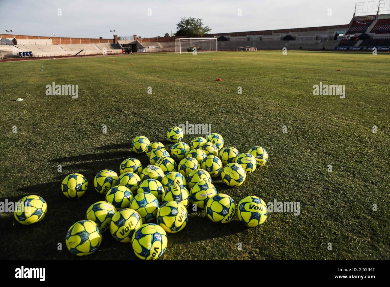 Detalle de bola, pelotas, devalle de balon, balonnes, balon, Balones de  fútbol Voit Primer entrenamiento de Cimarrones de Sonora previo al inicio  de la pretemporada del torneo Clausura 2017 de la liga