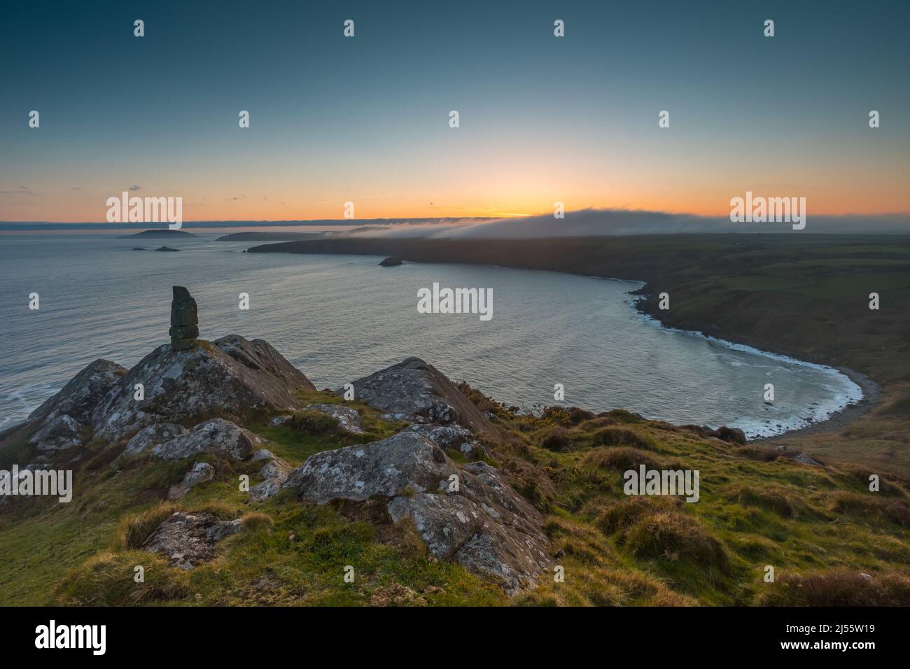 La costa cerca de Aberdaron, con Ynys Enlli (Isla Bardsey) y Porth Ysgo, desde Trwyn Talfarach Foto de stock