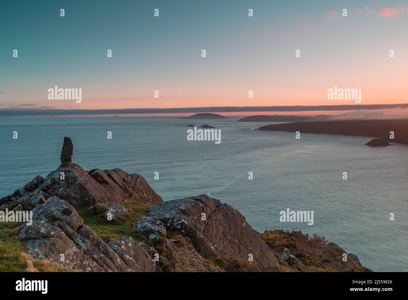 La costa cerca de Aberdaron, con Ynys Enlli (Isla Bardsey) y Porth Ysgo, desde Trwyn Talfarach Foto de stock