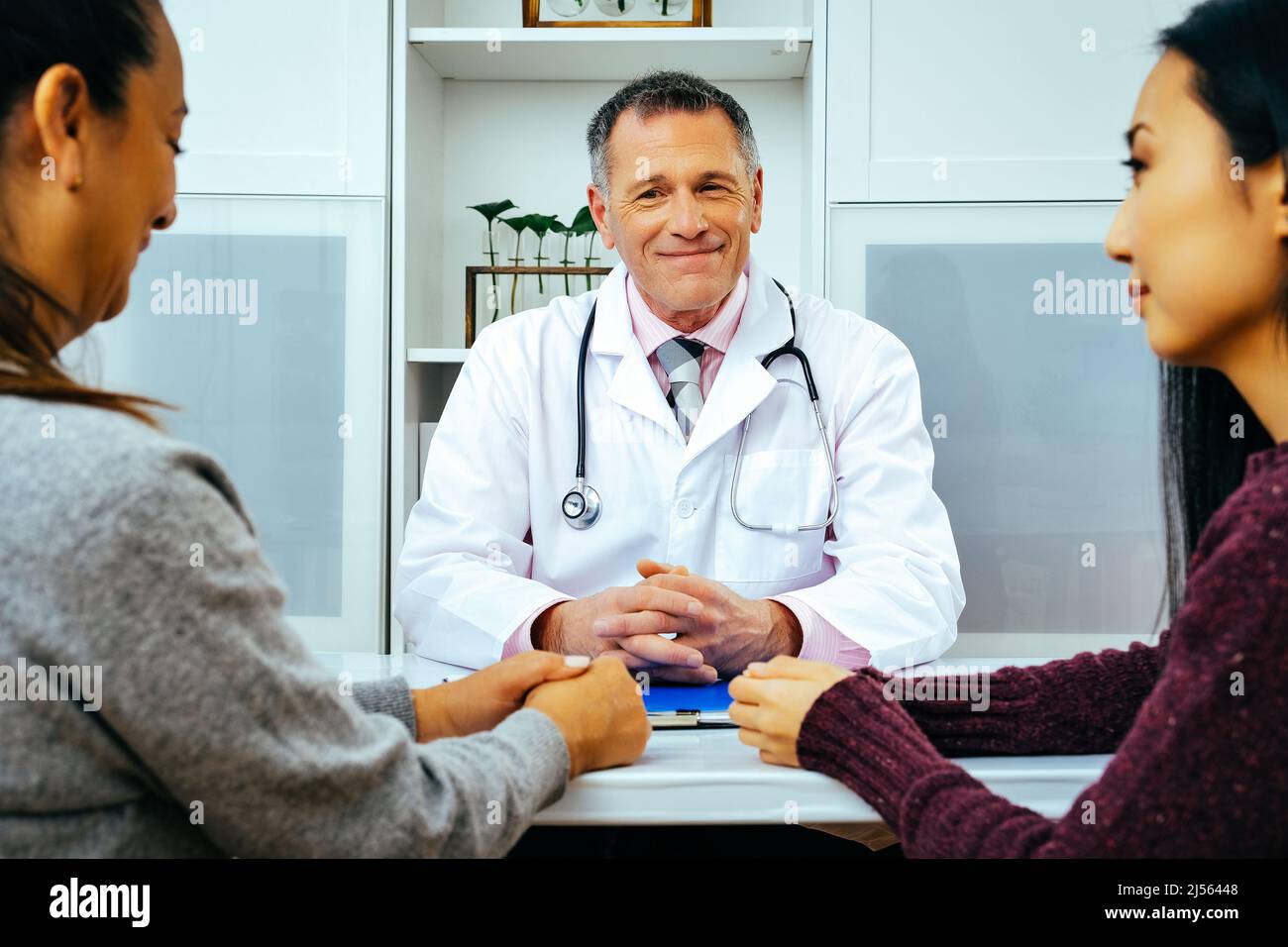 médico médico de cabecera y pacientes felices en la industria de la salud  hospitalaria Fotografía de stock - Alamy