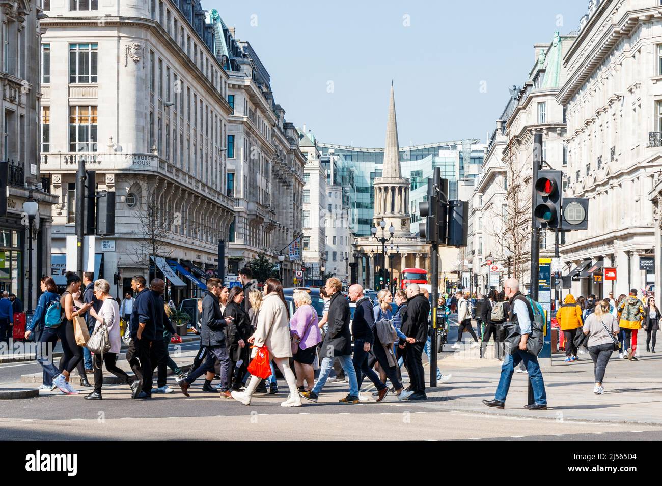 Peatones en el cruce diagonal en Oxford Circus, mirando hacia el norte por Regent Street hacia All Souls Church en Langham Place, Londres, Reino Unido Foto de stock