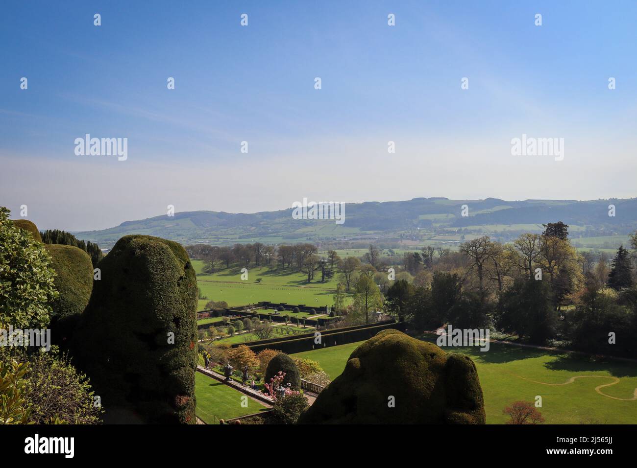 Vistas impresionantes a través de la campiña galesa, Welshpool / Powis Castillo y Jardín Foto de stock