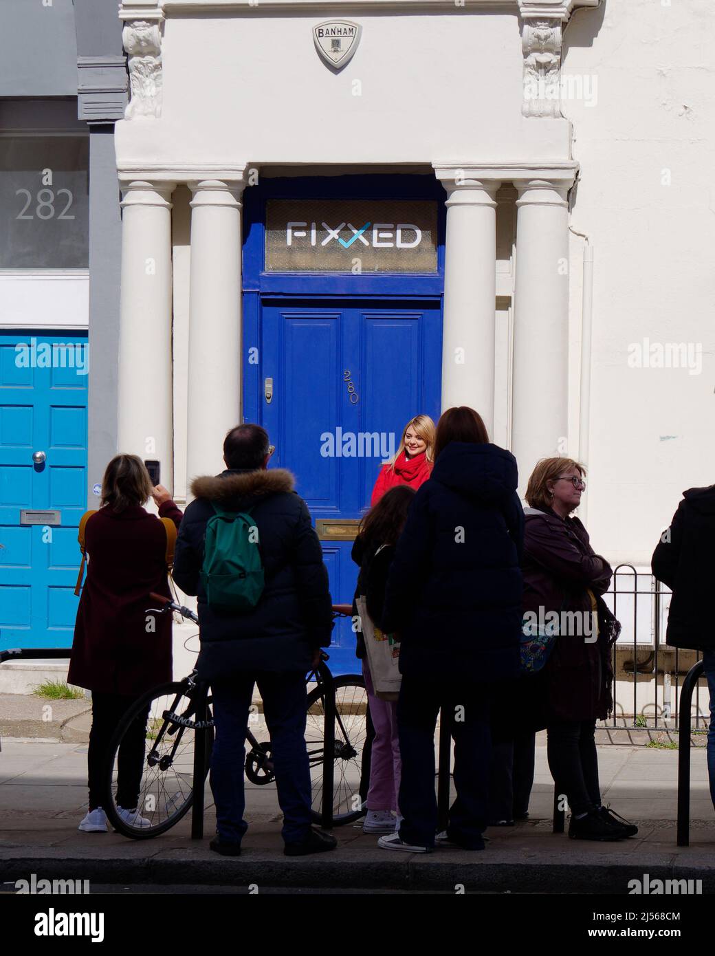 Londres, Gran Londres, Inglaterra, abril de 09 2022: Mujer tomando una foto  fuera de la famosa Puerta Azul como se ve en la película Notting Hill  Fotografía de stock - Alamy