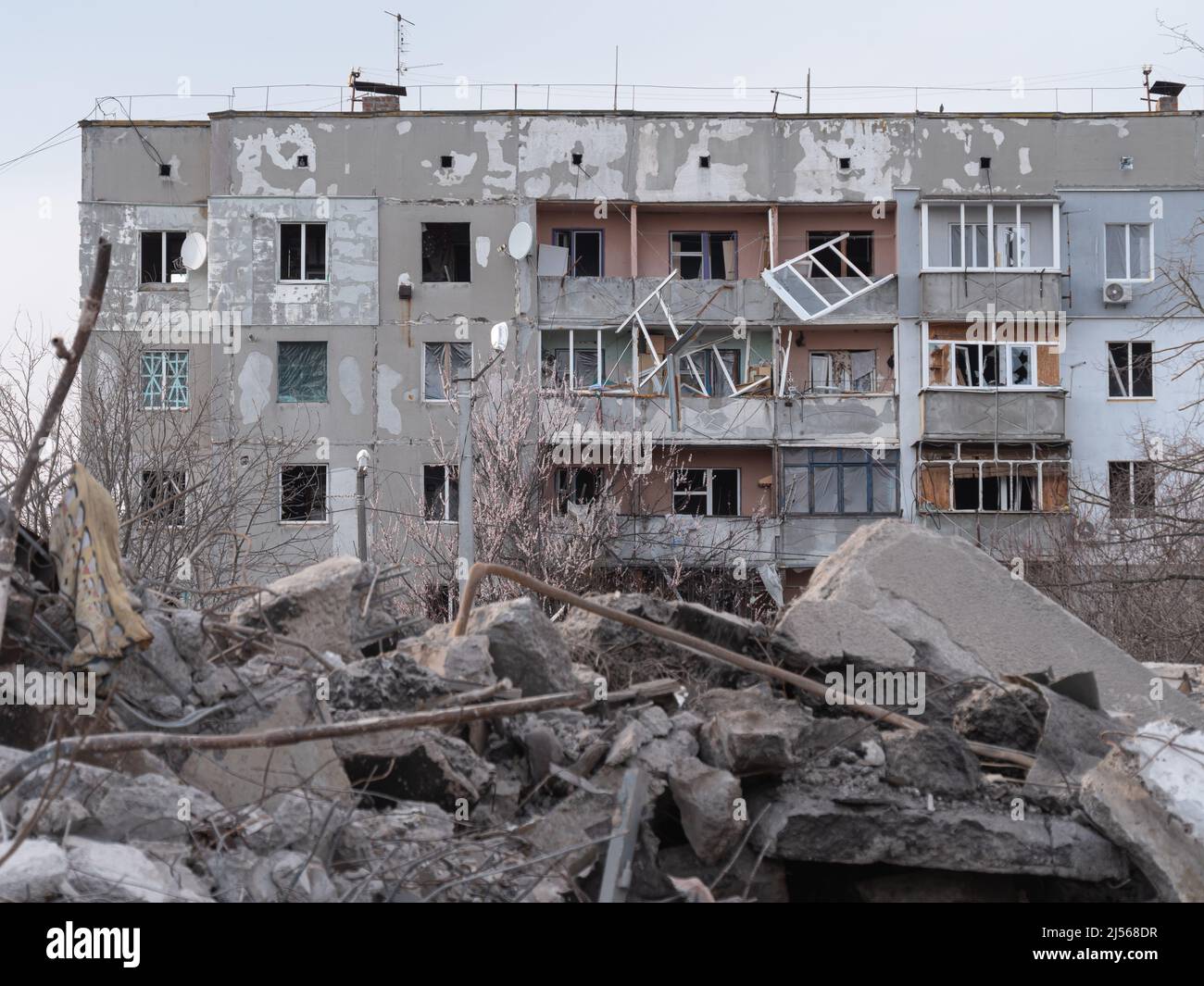 La invasión rusa de Ucrania bombardeó la construcción destruyó la ciudad de Ucrania en ruinas. Ataque con bombas de cohetes Rusia contra Ucrania Destrucción de la guerra Daños de construcción Borodyanka, región de Kiev, Ucrania 2022. Foto de stock
