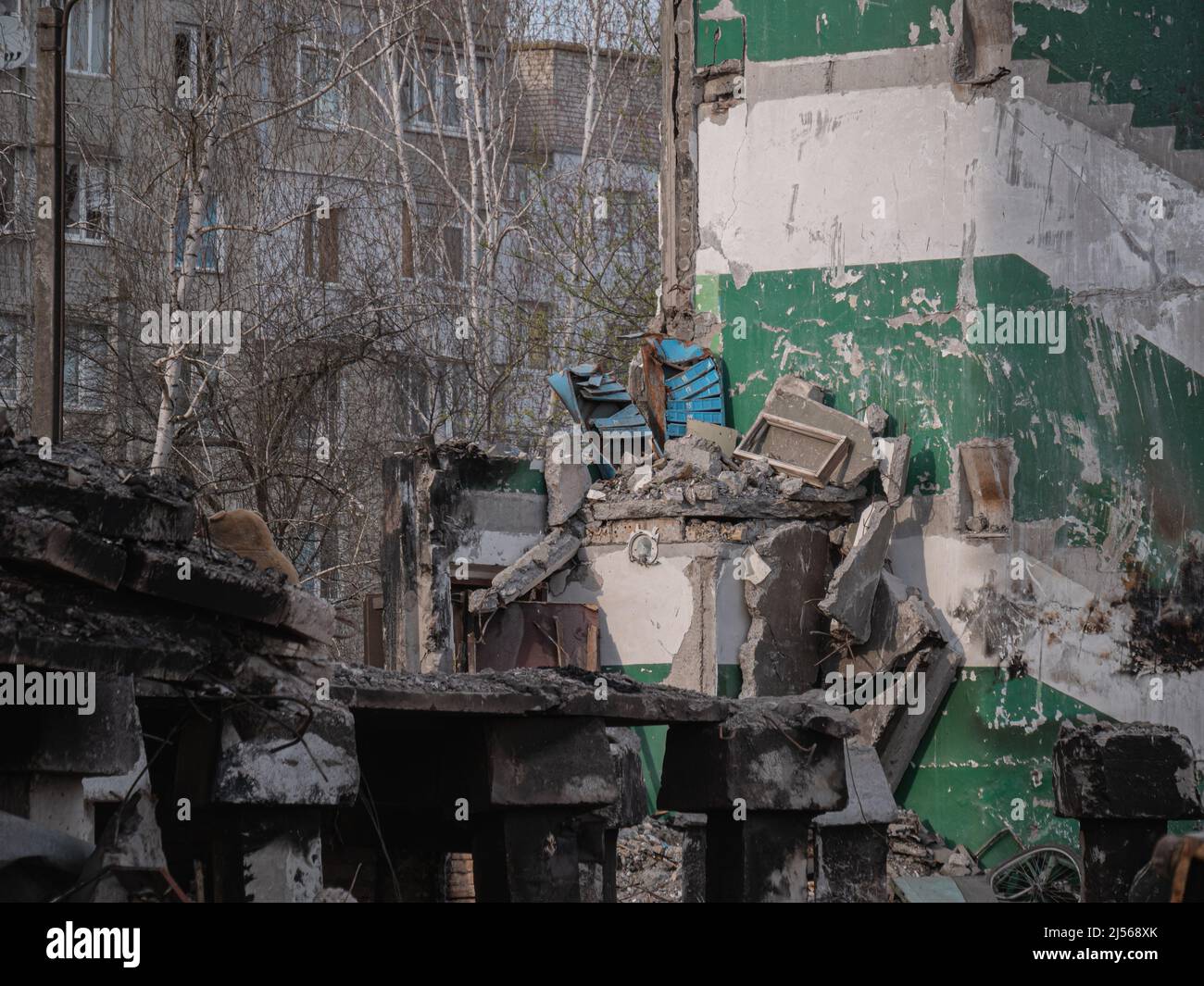 La invasión rusa de Ucrania bombardeó la construcción destruyó la ciudad de Ucrania en ruinas. Ataque con cohetes bomba Rusia contra Ucrania destrucción de la guerra daños construcción Mariupol, Kharkov, Bucha, Borodyanka destruido. Foto de stock