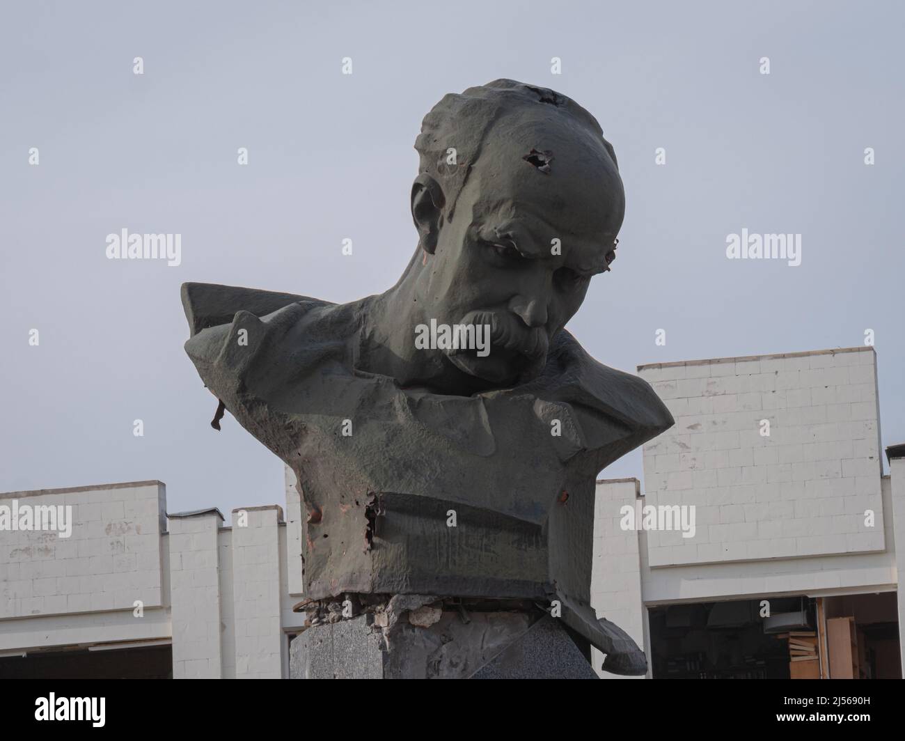Borodyanka, Ucrania - abril de 2022: El monumento a Taras Shevchenko dañado como resultado de los bombardeos de las tropas rusas. Destrucción de la cultura ucraniana y genocidio de ucranianos Foto de stock