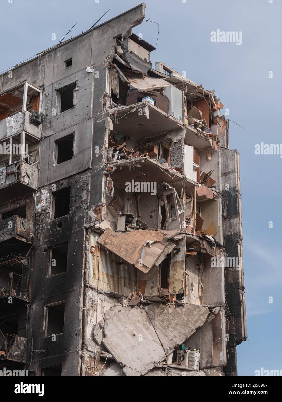 Guerra En la ciudad ucraniana, la bomba aérea rusa golpeó un edificio de apartamentos residenciales. La guerra en Ucrania, arruinó la construcción después de los bombardeos. La bomba rusa golpeó los edificios civiles. La guerra de Rusia contra Ucrania. Foto de stock