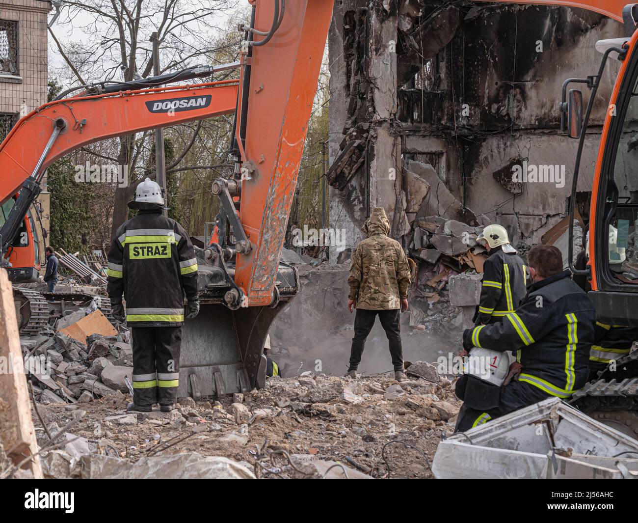 Borodyanka, Ucrania - 2022 de abril: La invasión rusa de Ucrania bombardeó la construcción destruyó la ciudad de Ucrania en ruinas. Rusia contra Ucrania destrucción de la guerra daños de construcción Mariupol, Kharkov, Bucha destruido. Foto de stock