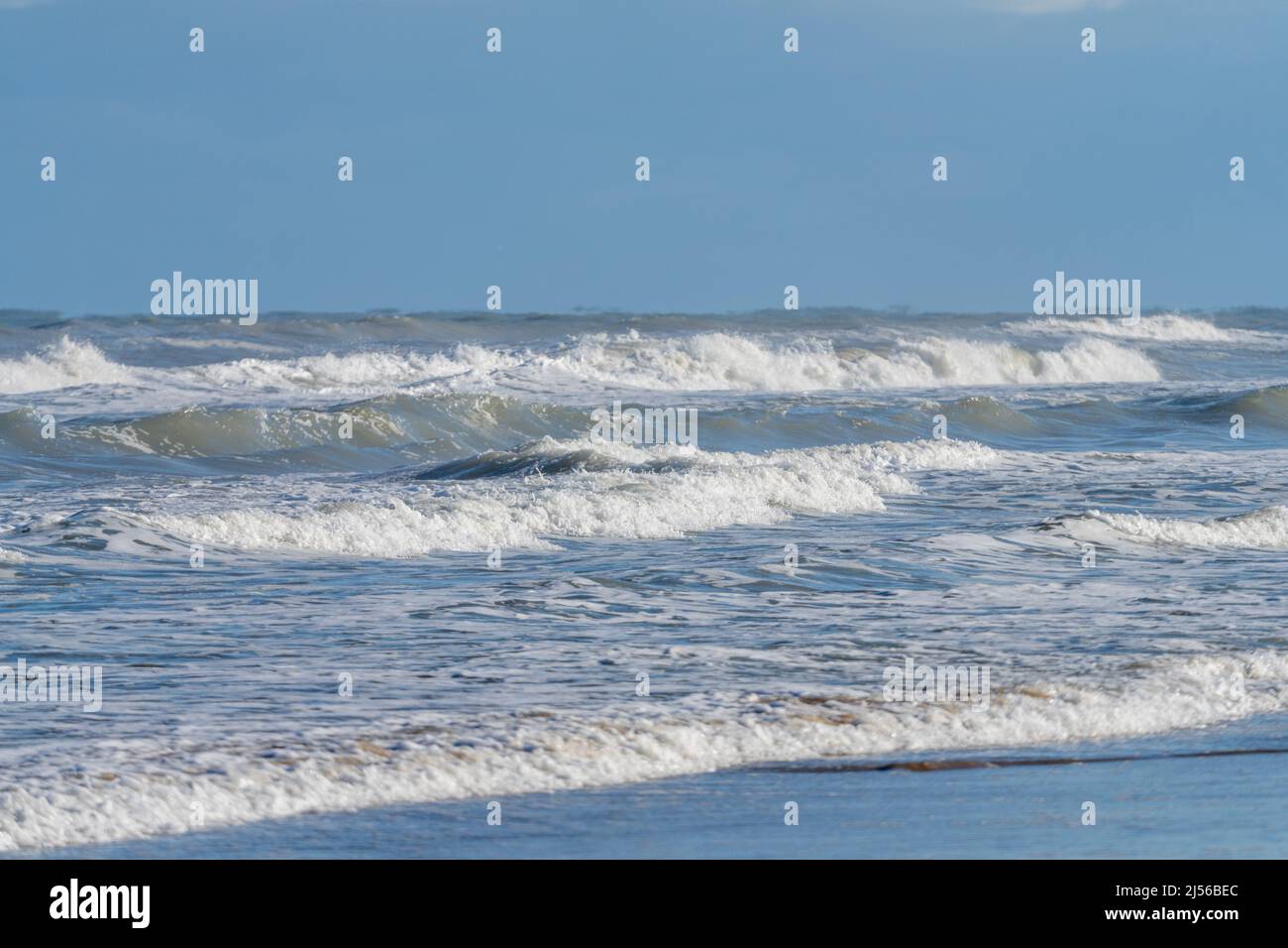 Las olas se enrolla en la playa de Boca Chica en la isla Brazos cerca de South Padre Island, Texas. Foto de stock